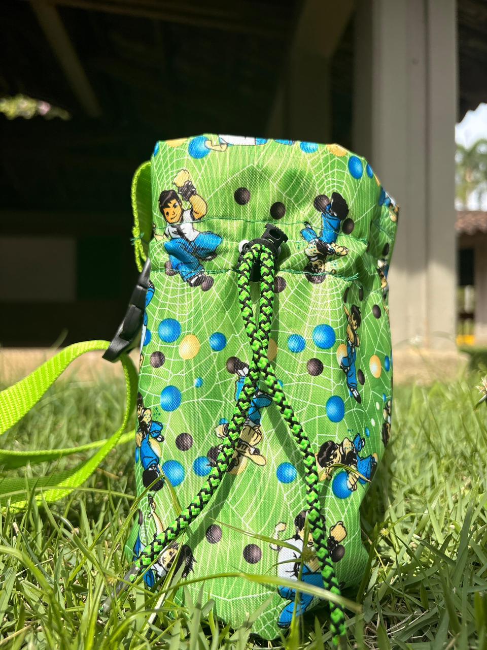 Bolso verde - estampado personajes